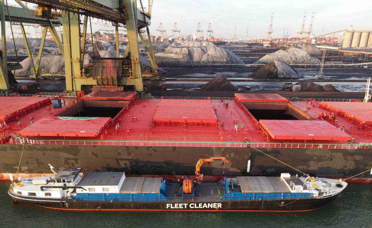 Hull Cleaning Rotterdam - Fleet Cleaner - Hull cleaning during port time